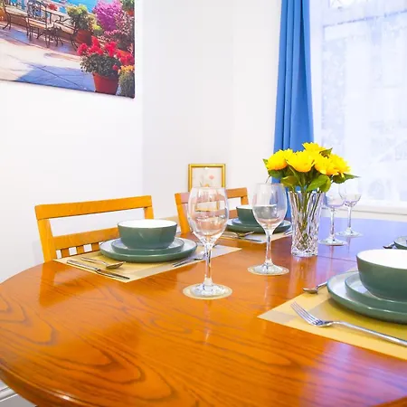 Lucky 7 - Near Bae, Docks, District - Ideal For Trade & Family - 2 Bedrooms - One Double Bed In Each Bedroom - Max 4 Guests Ferienhaus