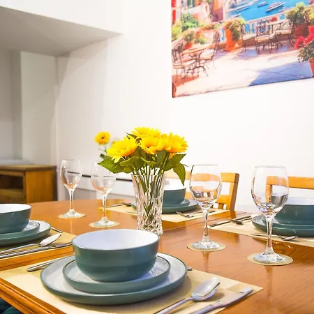 Lucky 7 - Near Bae, Docks, District - Ideal For Trade & Family - 2 Bedrooms - One Double Bed In Each Bedroom - Max 4 Guests