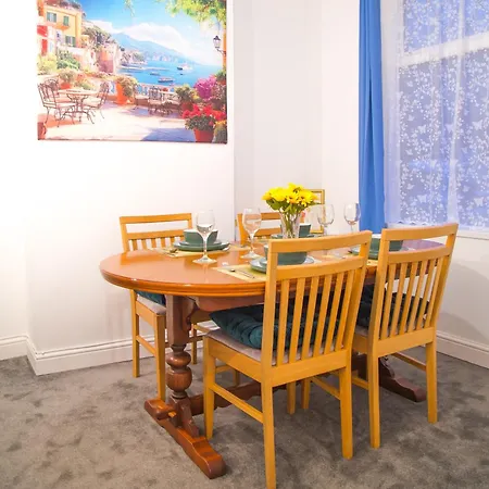 Hébergement de vacances Lucky 7 - Ideal For Trade & Family - 2 Bedrooms - 2 Beds - Max 4 Guests - Close To Bae, Docks, District, Beaches Barrow-in-Furness