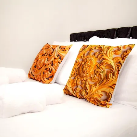 Lucky 7 - Near Bae, Docks, District - Ideal For Trade & Family - 2 Bedrooms - One Double Bed In Each Bedroom - Max 4 Guests Nyaraló *