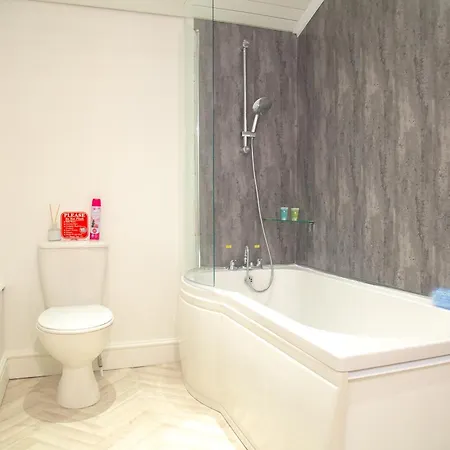 7 - Near Bae, Docks, District - Ideal For Trade & Family - 2 Bedrooms - One Double Bed In Each Bedroom - Max 4 Guests *