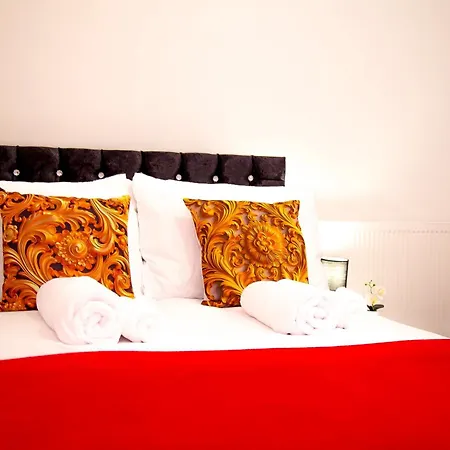 Lucky 7 - Near Bae, Docks, District - Ideal For Trade & Family - 2 Bedrooms - One Double Bed In Each Bedroom - Max 4 Guests
