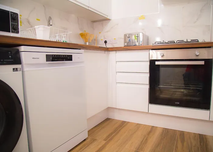 Dom wakacyjny 7 - Near Bae, Docks, District - Ideal For Trade & Family - 2 Bedrooms - One Double Bed In Each Bedroom - Max 4 Guests