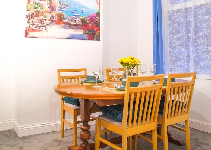 7 - Near Bae, Docks, District - Ideal For Trade & Family - 2 Bedrooms - One Double Bed In Each Bedroom - Max 4 Guests