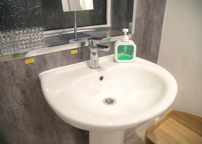 Holiday home Barrow 7 - Near Bae, Docks, Lake District - Ideal For Trade & Family - 2 Bedrooms - One Double Bed In Each Bedroom - Max 4 Guests Barrow-in-Furness