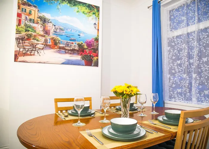 7 - Near Bae, Docks, District - Ideal For Trade & Family - 2 Bedrooms - One Double Bed In Each Bedroom - Max 4 Guests *