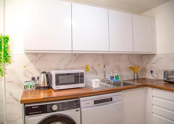 Сasa de vacaciones 7 - Near Bae, Docks, District - Ideal For Trade & Family - 2 Bedrooms - One Double Bed In Each Bedroom - Max 4 Guests *