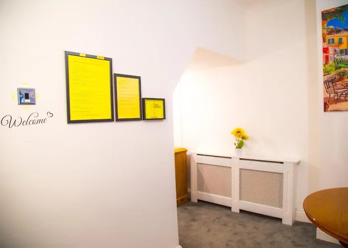 7 - Near Bae, Docks, District - Ideal For Trade & Family - 2 Bedrooms - One Double Bed In Each Bedroom - Max 4 Guests *