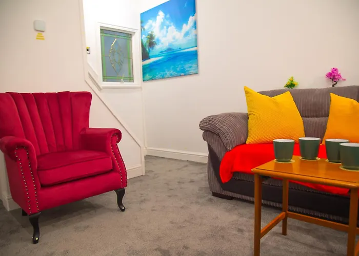 Dom wakacyjny 7 - Near Bae, Docks, District - Ideal For Trade & Family - 2 Bedrooms - One Double Bed In Each Bedroom - Max 4 Guests *