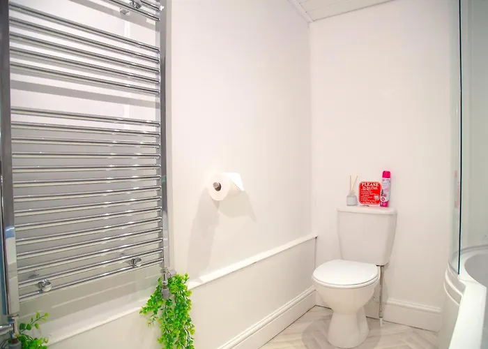 Barrow 7 - Near Bae, Docks, Lake District - Ideal For Trade & Family - 2 Bedrooms - One Double Bed In Each Bedroom - Max 4 Guests * Barrow-in-Furness