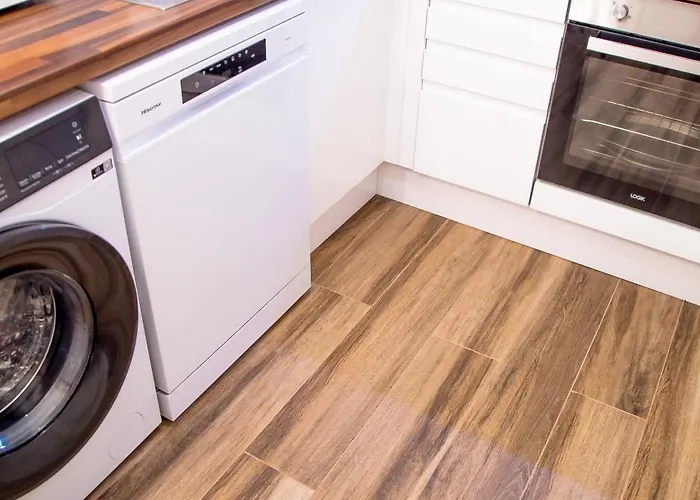 Barrow 7 - Near Bae, Docks, Lake District - Ideal For Trade & Family - 2 Bedrooms - One Double Bed In Each Bedroom - Max 4 Guests