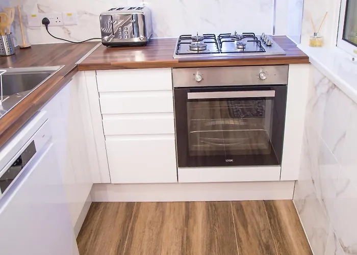 Dom wakacyjny 7 - Near Bae, Docks, District - Ideal For Trade & Family - 2 Bedrooms - One Double Bed In Each Bedroom - Max 4 Guests