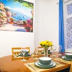 Lucky 7 - Near Bae, Docks, District - Ideal For Trade & Family - 2 Bedrooms - One Double Bed In Each Bedroom - Max 4 Guests *