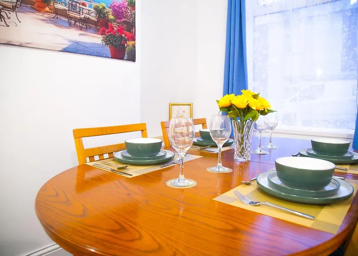 7 - Near Bae, Docks, District - Ideal For Trade & Family - 2 Bedrooms - One Double Bed In Each Bedroom - Max 4 Guests Semesterbostad