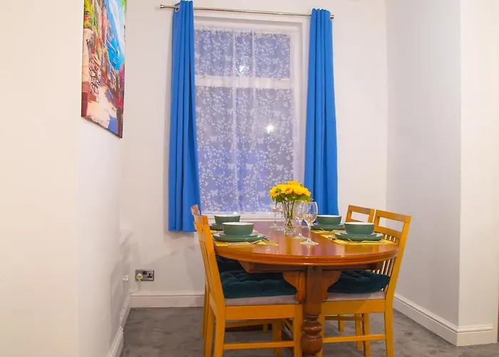 7 - Near Bae, Docks, District - Ideal For Trade & Family - 2 Bedrooms - One Double Bed In Each Bedroom - Max 4 Guests Semesterbostad *