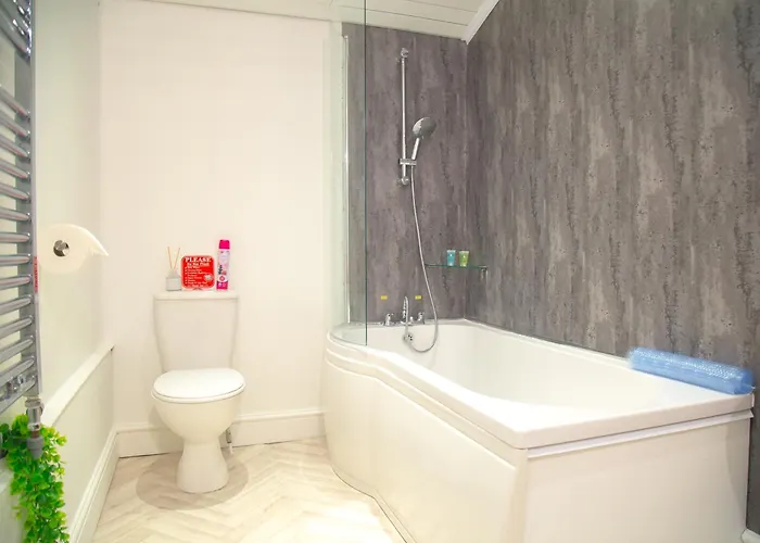 7 - Near Bae, Docks, District - Ideal For Trade & Family - 2 Bedrooms - One Double Bed In Each Bedroom - Max 4 Guests *